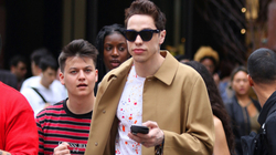 Pete Davidson heq tatuazhet që ia kishte dedikuar Kim Kardashianit