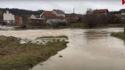 Fshati Pogragjë i Klinës, i bllokuar nga vërshimet