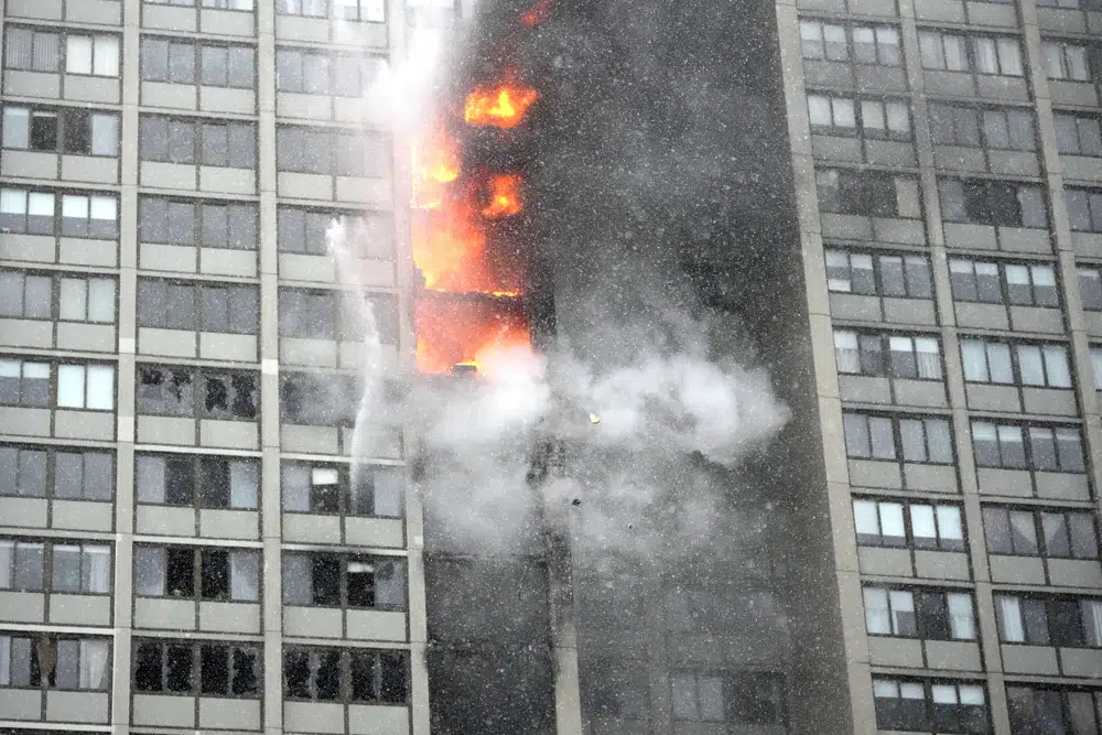 Zjarr në një ndërtesë të lartë në Chicago, një i vdekur e tetë të lënduar