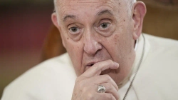 Papa e lë të hapur mundësinë për bekimin e martesave mes gjinive të njëjta