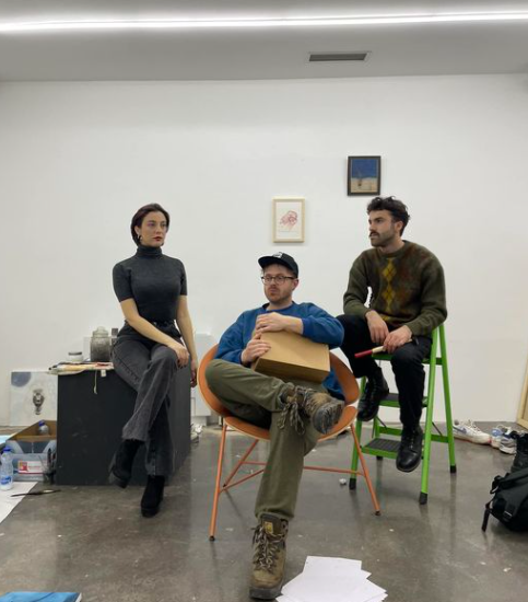 Piktorët Arbnor Karaliti, Lumturie Krasniqi dhe Yll Xhaferi e shndërruan hapësirën e “Paper Gallery” në studio të hapur. Aty komunikuan me njëri-tjetrin e me publikun, teksa realizuar veprat e tyre që do të bashkohen në ekspozitë
