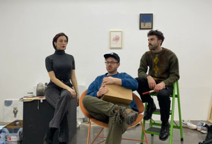 Piktorët Arbnor Karaliti, Lumturie Krasniqi dhe Yll Xhaferi e shndërruan hapësirën e “Paper Gallery” në studio të hapur. Aty komunikuan me njëri-tjetrin e me publikun, teksa realizuar veprat e tyre që do të bashkohen në ekspozitë