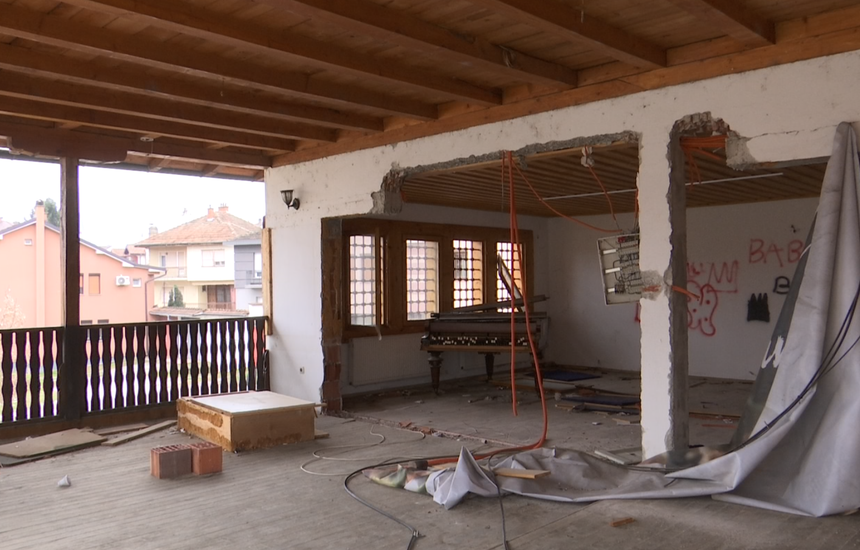 Dyer të thyera e të rrëzuara përtokë, dritare të shkëputura komplet nga muret e ndërtesës, mbeturina të shpërndara e shkallët të papërfunduara, janë pamjet që e karakterizojnë tashmë Muzeun e Muzikës në Gjakovë