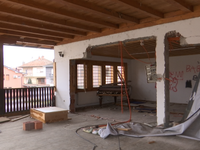 Dyer të thyera e të rrëzuara përtokë, dritare të shkëputura komplet nga muret e ndërtesës, mbeturina të shpërndara e shkallët të papërfunduara, janë pamjet që e karakterizojnë tashmë Muzeun e Muzikës në Gjakovë