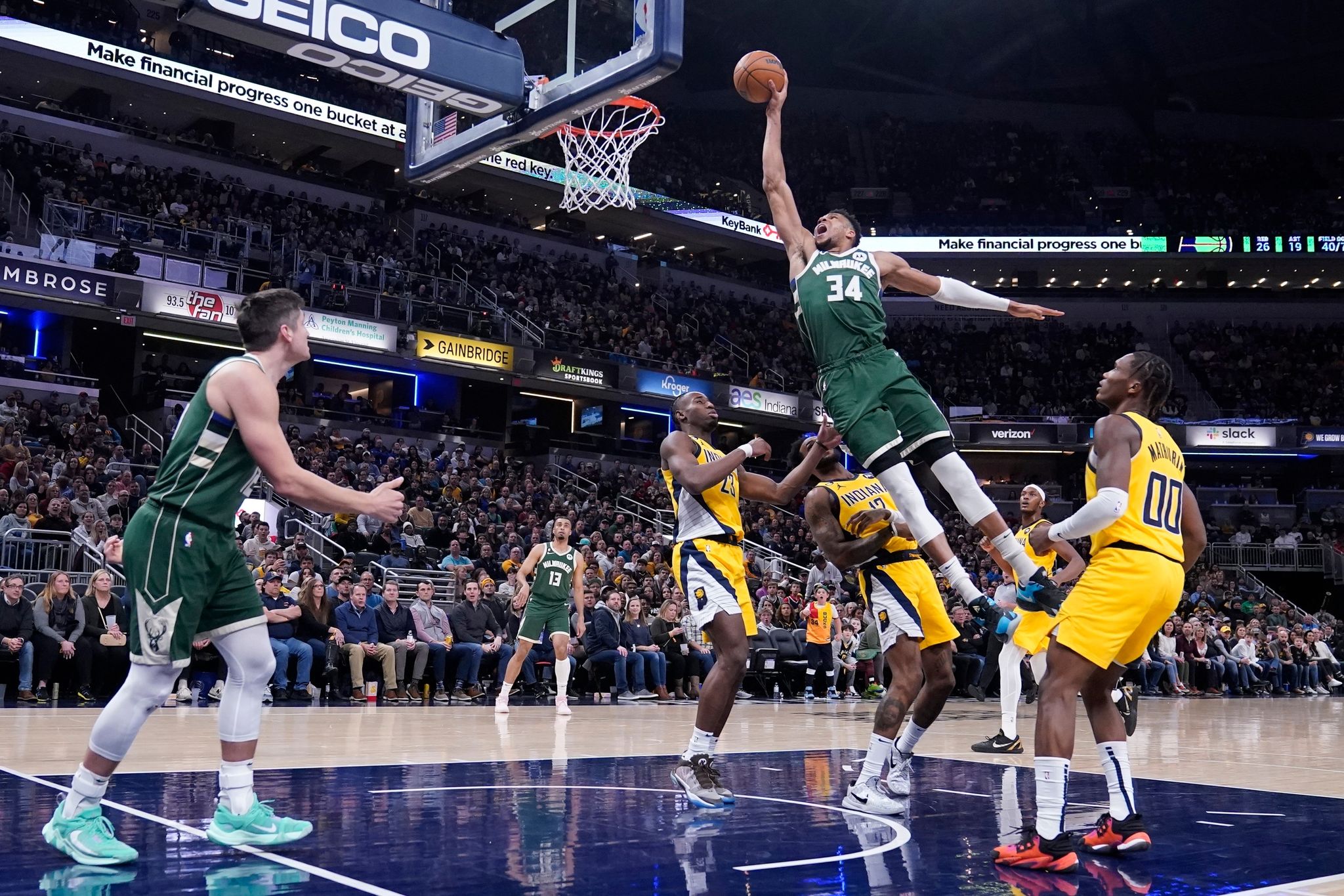 Antetokounmpo shkëlqen në fitoren e Bucksit 