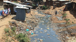 Lumi me ujëra të zeza dhe kimikate në Kenia