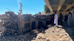 40 të vdekur në Pakistan, pasi autobusi bie nga një urë