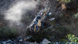 Autobusi në Peru bie në humnerë, së paku 25 të vdekur