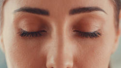 Si ndikon mungesa e gjumit në shëndetin e syve 