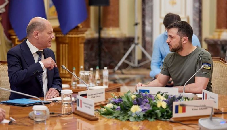  Nëse në Evropë Scholzi duket se ka luftuar disa gjurmë ndikimi për Amerikën në luftën në Ukrainë, në Moskë nuk besojnë se kjo e ndryshon shumë edhe vendosmërinë e tij të re