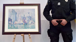 “Le Port de La Rochelle” e Paul Signac u mor nga një muze në vitin 2018 dhe u gjet një vit më vonë nga policia e Keivit gjatë një bastisjeje që nuk lidhej me rastin