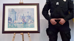 “Le Port de La Rochelle” e Paul Signac u mor nga një muze në vitin 2018 dhe u gjet një vit më vonë nga policia e Keivit gjatë një bastisjeje që nuk lidhej me rastin