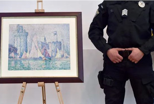 “Le Port de La Rochelle” e Paul Signac u mor nga një muze në vitin 2018 dhe u gjet një vit më vonë nga policia e Keivit gjatë një bastisjeje që nuk lidhej me rastin