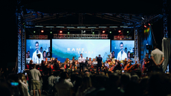 Zëri i botës Ramë Lahaj jehon në Ulqin për festë e mesazhe