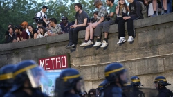 Vdiq një i ri në Francë pasi bie nga çatia, s’dihet a ishte protestues