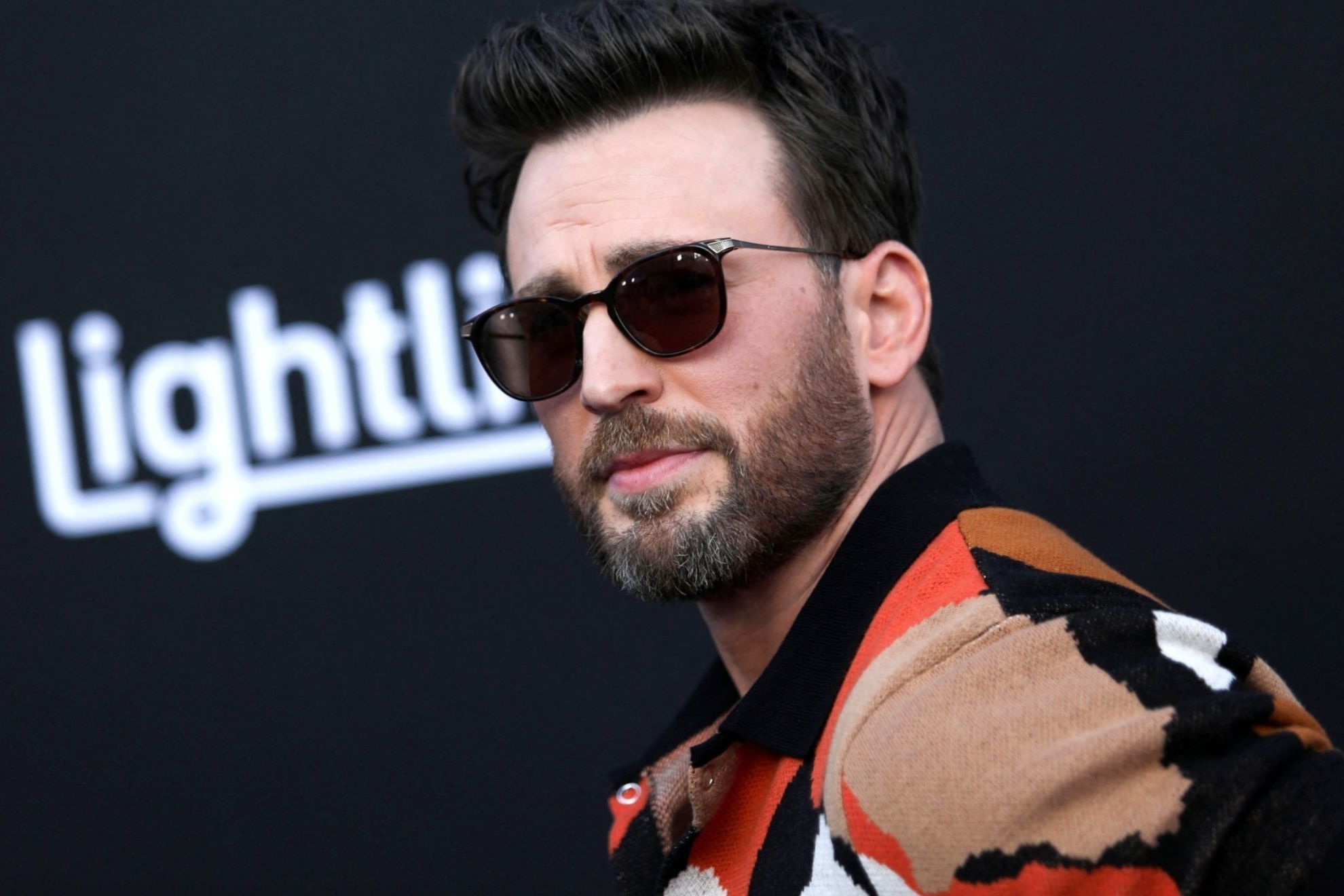 Chris Evans fshin profilet në rrjtet sociale