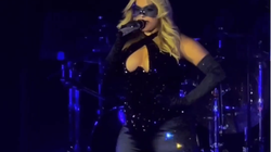 Pasi u qëllua me telefon në sy, Bebe Rexha vë syze mbrojtëse gjatë performancës në Los Angeles