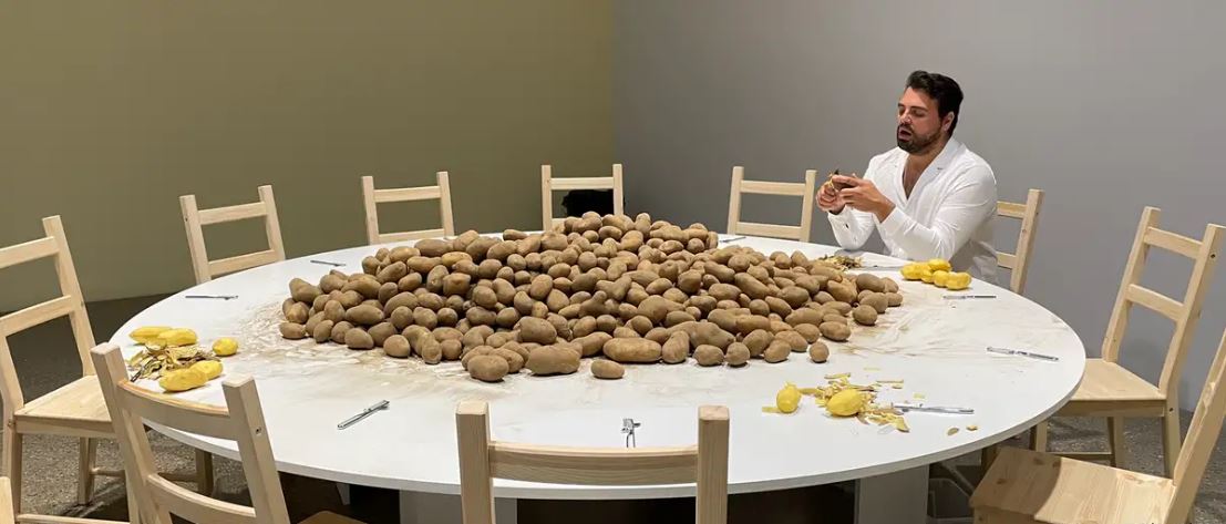 Marina Abramoviq provokon me patate në Gjermani nëpërmjet “A je i uritur?”