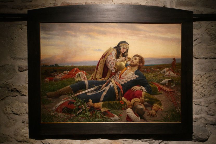 Në kuptimin e përdorimit të simboleve dhe stemave në drejtim të komunikimit faktik të ngjarjes historike, autori serb Urosh Prediq, në pikturën “Vajza kosovare” të vitit 1919, përdor vetëm një: shqiponjën dykrenore në sfond të kuq