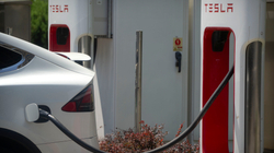 Tesla dorëzon në treg rekord numër të veturave