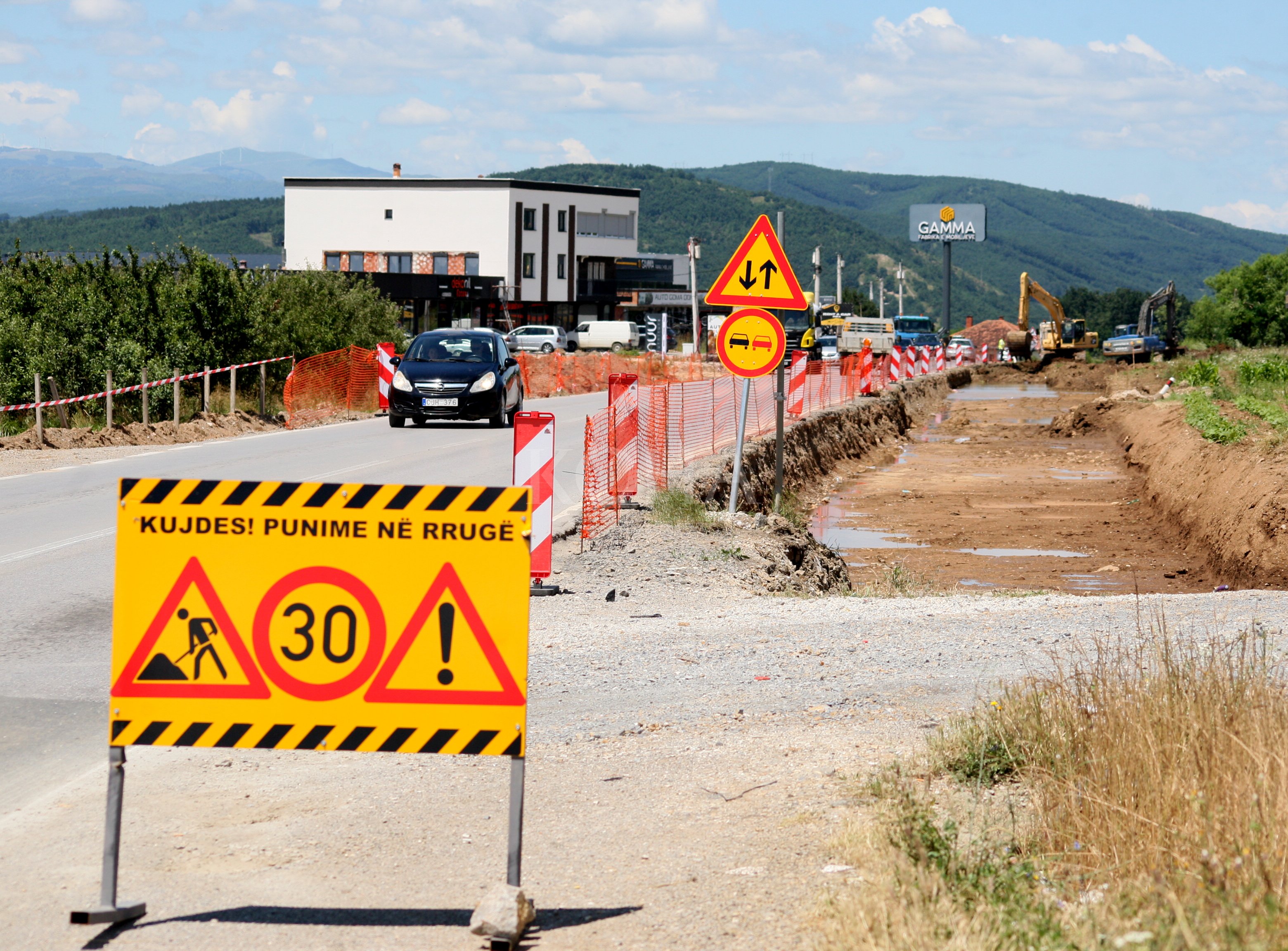 Priştine - Podujevë yolu, kamulaştırma kararı olmayan mahalle sakinleri, çalışmalara izin vermeyeceklerini söylüyor
