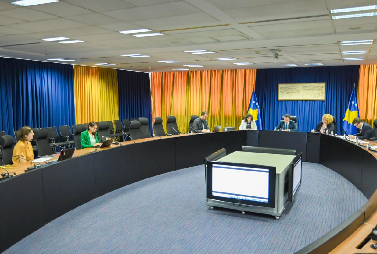 Kurti: Për arsimin dual i rëndësishëm bashkëpunimi në mes të sektorit publik e atij privat