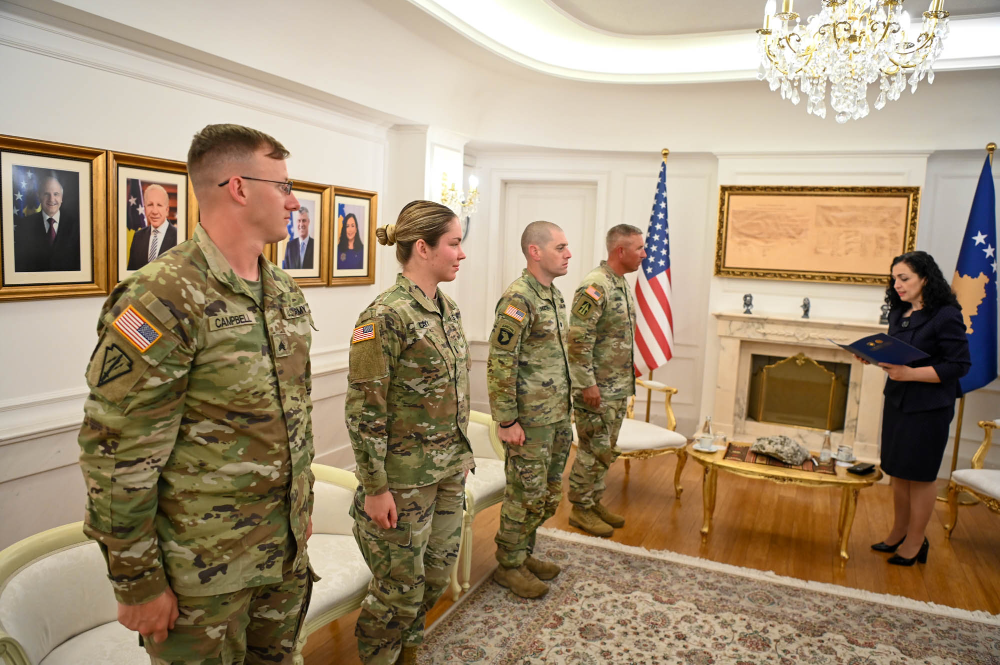 Osmani dekoron me Medalje Presidenciale Ushtarake udhëheqësit ushtarakë amerikanë në KFOR