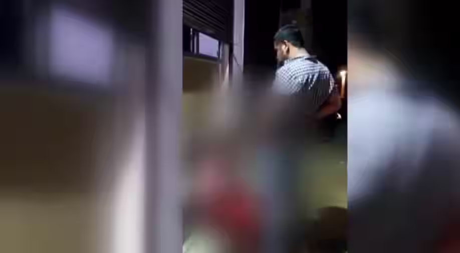 Indiani arrestohet pasi urinoi mbi fytyrën e një punëtori fisnor