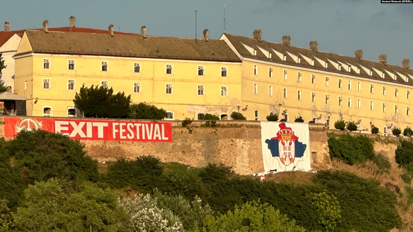 Harta e Kosovës me flamurin serb në muret e Kalasë së Novi Sadit në ditët e Festivalit “Exit”