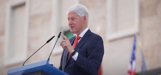 Clintoni publikon video nga vizita në Shqipëri, përmend edhe Kosovën
