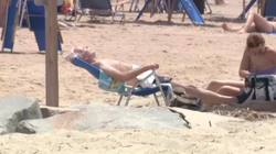 Joe Biden relaksohet në plazh para udhëtimit në Evropë