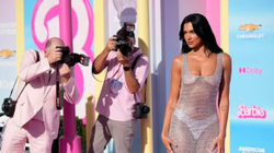 Dua Lipa vesh një fustan të tejdukshëm në premierën e filmit “Barbie”