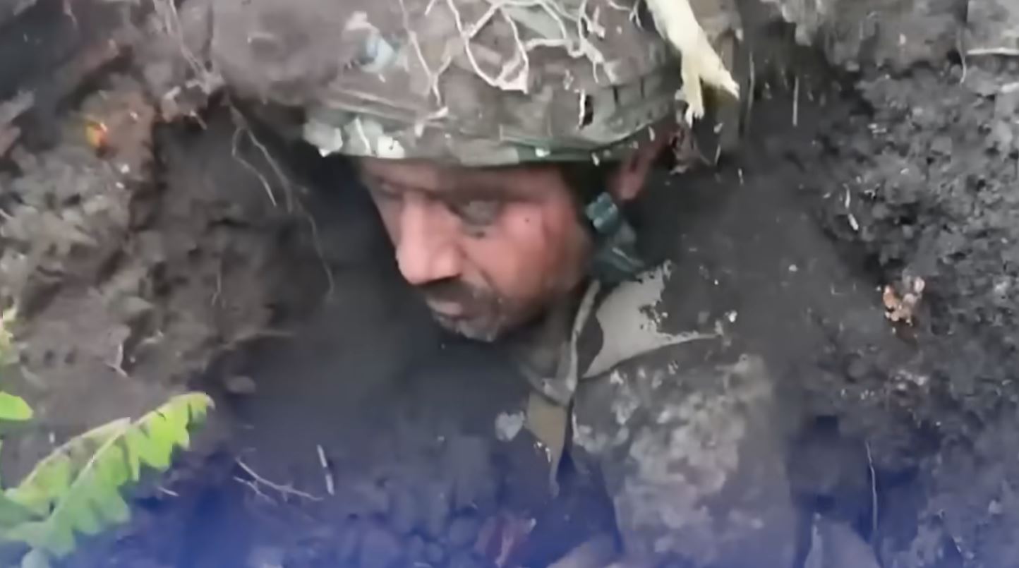 Ushtari ukrainas mbeti i bllokuar pasi Rusia bombardoi llogoren