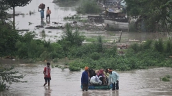 41 të vdekur si pasojë e përmbytjeve në veri të Indisë