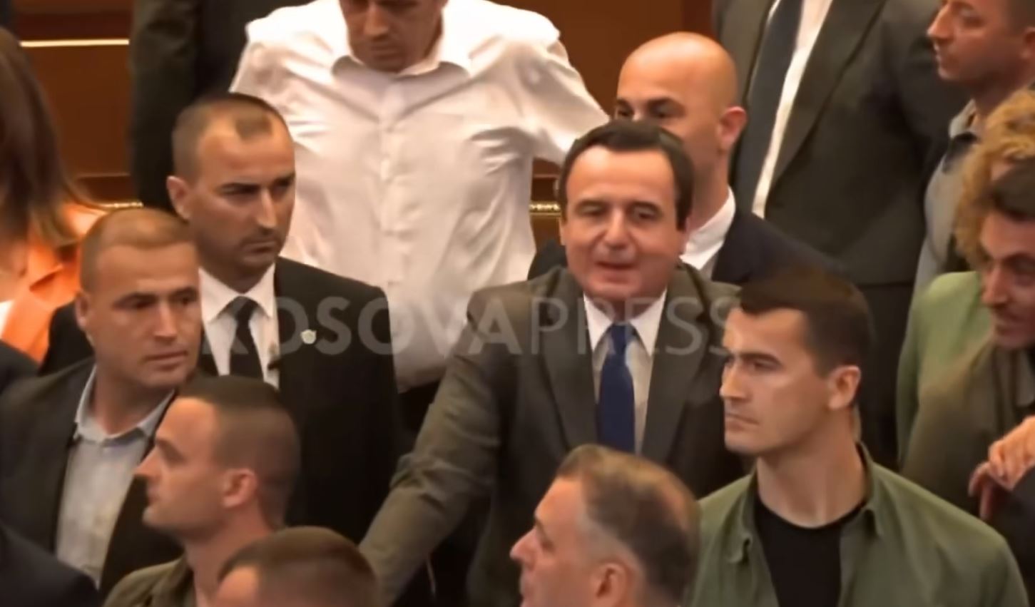 LVV-ja publikon video të Kurtit të rrethuar me truproja: I patrembur para krimit të 20 vjetëve