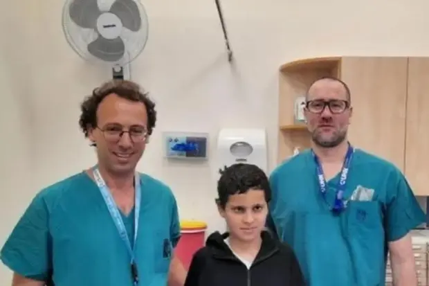 Mrekulli, doktorët në Izrael rilidhin kokën me shtyllën kurrizore të 12-vjeçarit
