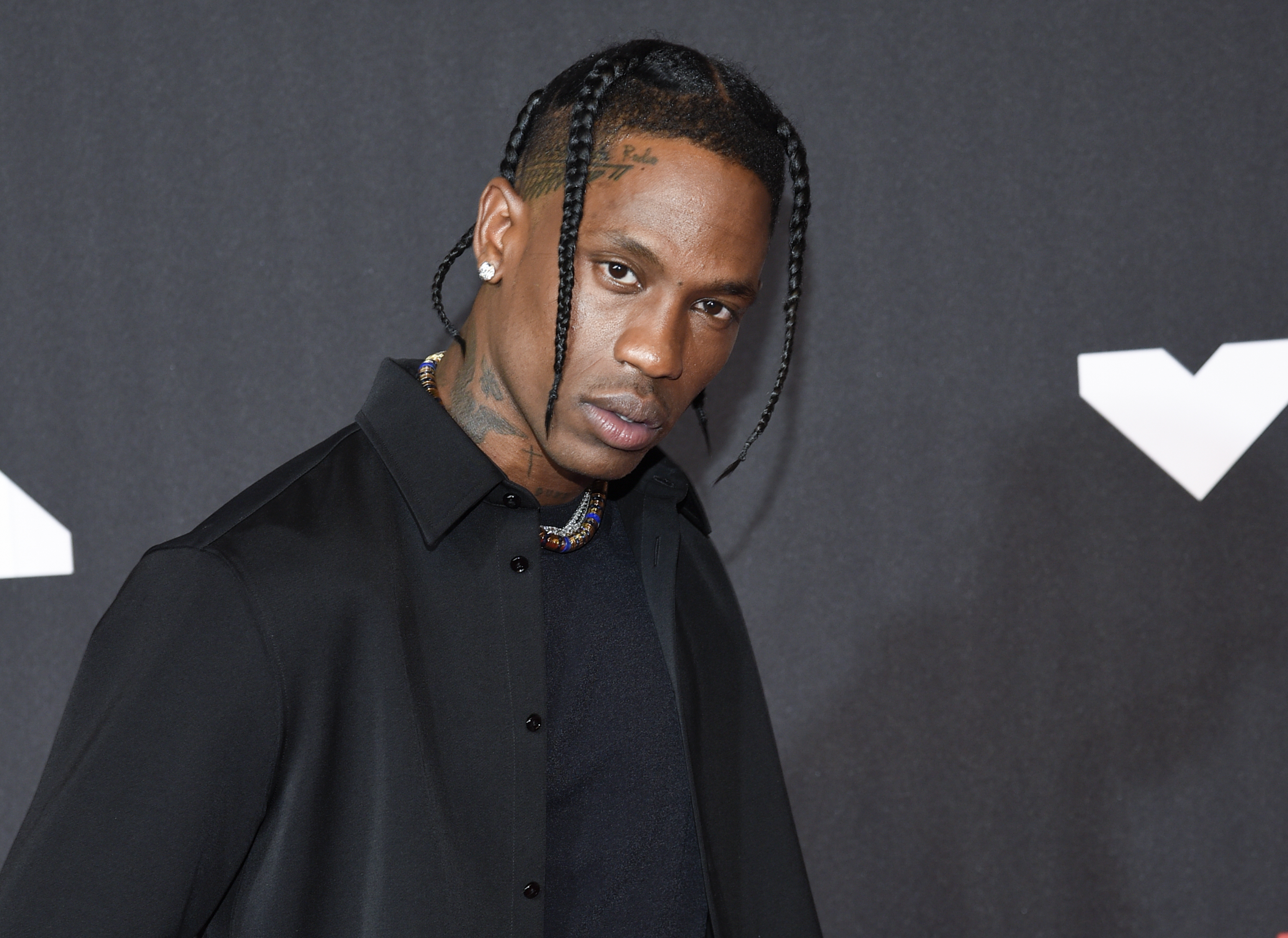 Travis Scott paralajmëron këngë me The Weeknd dhe Bad Bunny