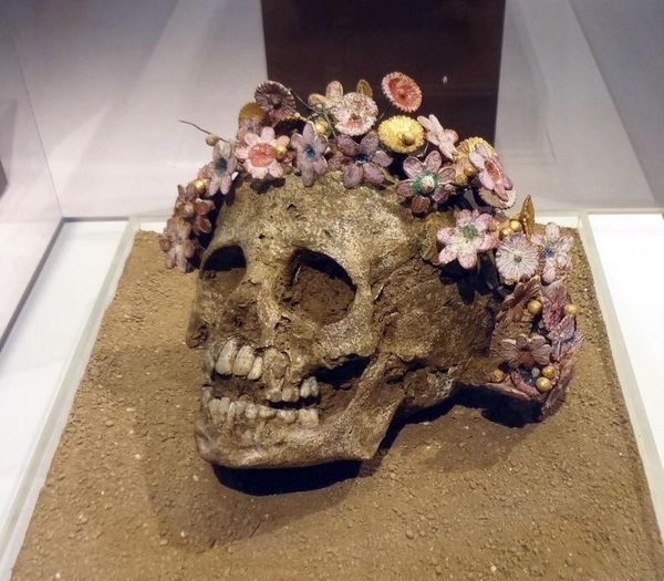 Artefakte: Skeleti i vajzës që u varros me kurorë, 300-400 vjet para lindjes së Krishtit