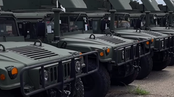 SHBA-ja ia dorëzon Serbisë 66 automjete të blinduara Humvee