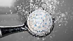 Dush me ujë të nxehtë apo të ftohtë në vapë – Ekspertët japin përgjigjen