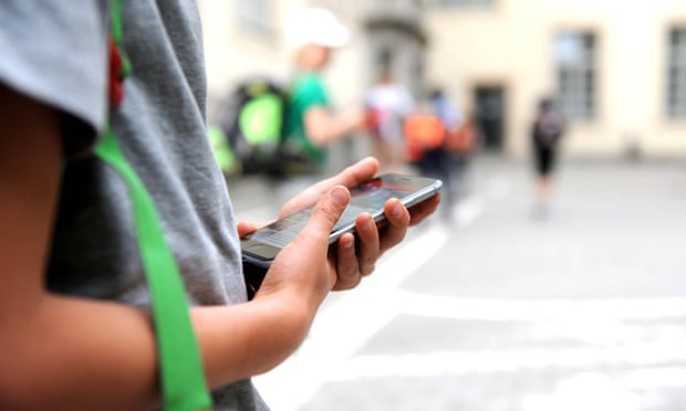 UNESCO kërkon që të ndalohen telefonat në shkolla