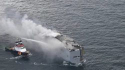 Anija me 3,000 vetura në të kaplohet nga zjarri, një i vdekur