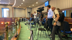 Cakolli: Përplasu deputetët mes vete e kufizo mediat për “shkaqe sigurie”, nuk shkon
