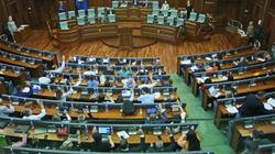 Para pushimit, Kuvendi finalizon ligjet për skemat pensionale e tatimin në pronën e paluajtshme