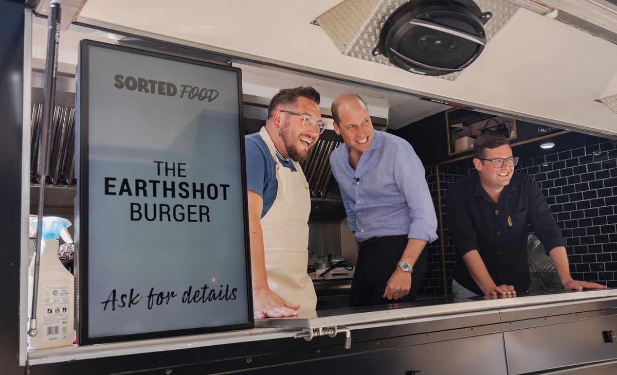 Princi William “trullos” anëtarët e publikut që shërbejnë hamburgerë nga kamioni