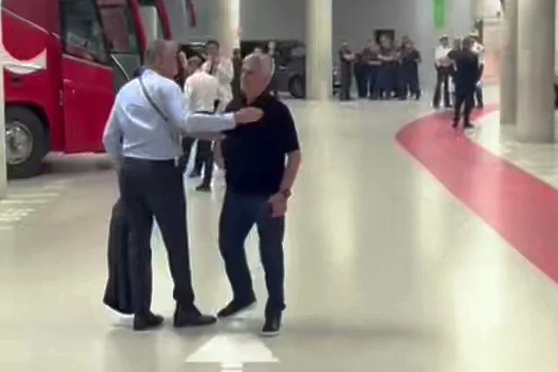 Mourinho humb kontrollin, i zë “pritë” gjyqtarit në parking dhe e shan