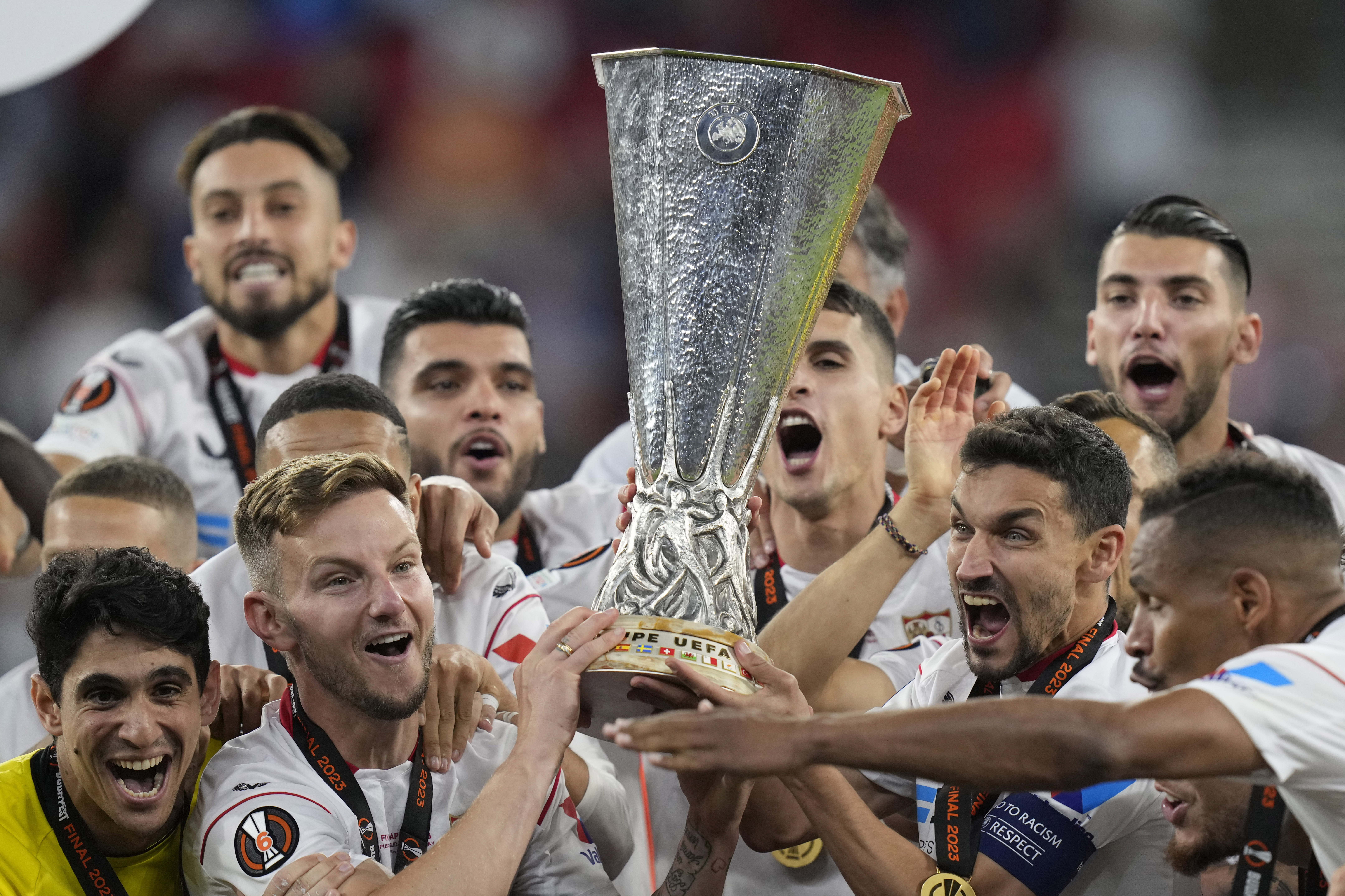 Sevilla mbyll edicionin e zbehtë duke festuar një tjetër sukses në Ligën e Evropës