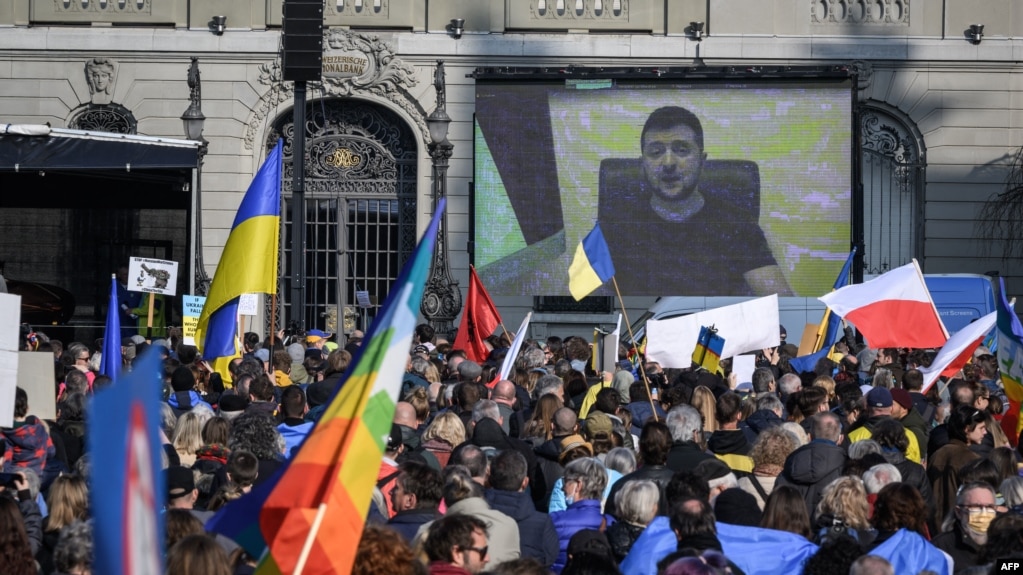Zvicra bllokon eksportet indirekte të armëve në Ukrainë