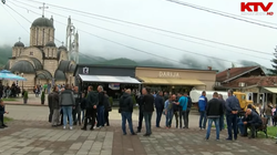 Leposaviqi i qetë edhe të premten, kryetari i Komunës i mbyllur brenda objektit