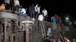 Tragjedi në Indi, të paktën 50 të vdekur e 300 të lënduar pas përplasjes së trenave